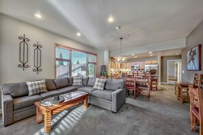 Smart TV, fireplace, video games, DVD player - Spacious 4BR, Breakfast, Happy Hour, + Rec Center w/ Pools, Pickleball & Tennis! (Truckee)