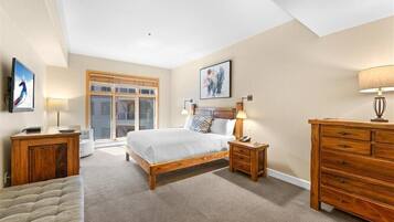 4 室のベッドルーム、セーフティボックス (室内)、デスク、アイロン / アイロン台