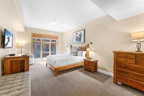 4 bedrooms, in-room safe, desk, iron/ironing board