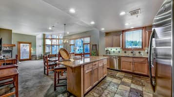 大型冷蔵庫、電子レンジ、オーブン、コンロ