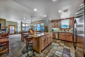 Full-sized fridge, microwave, oven, stovetop