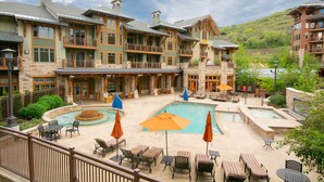 Un hôtel doté d’une piscine, d’un espace extérieur aménagé et offrant une vue sur le paysage environnant.