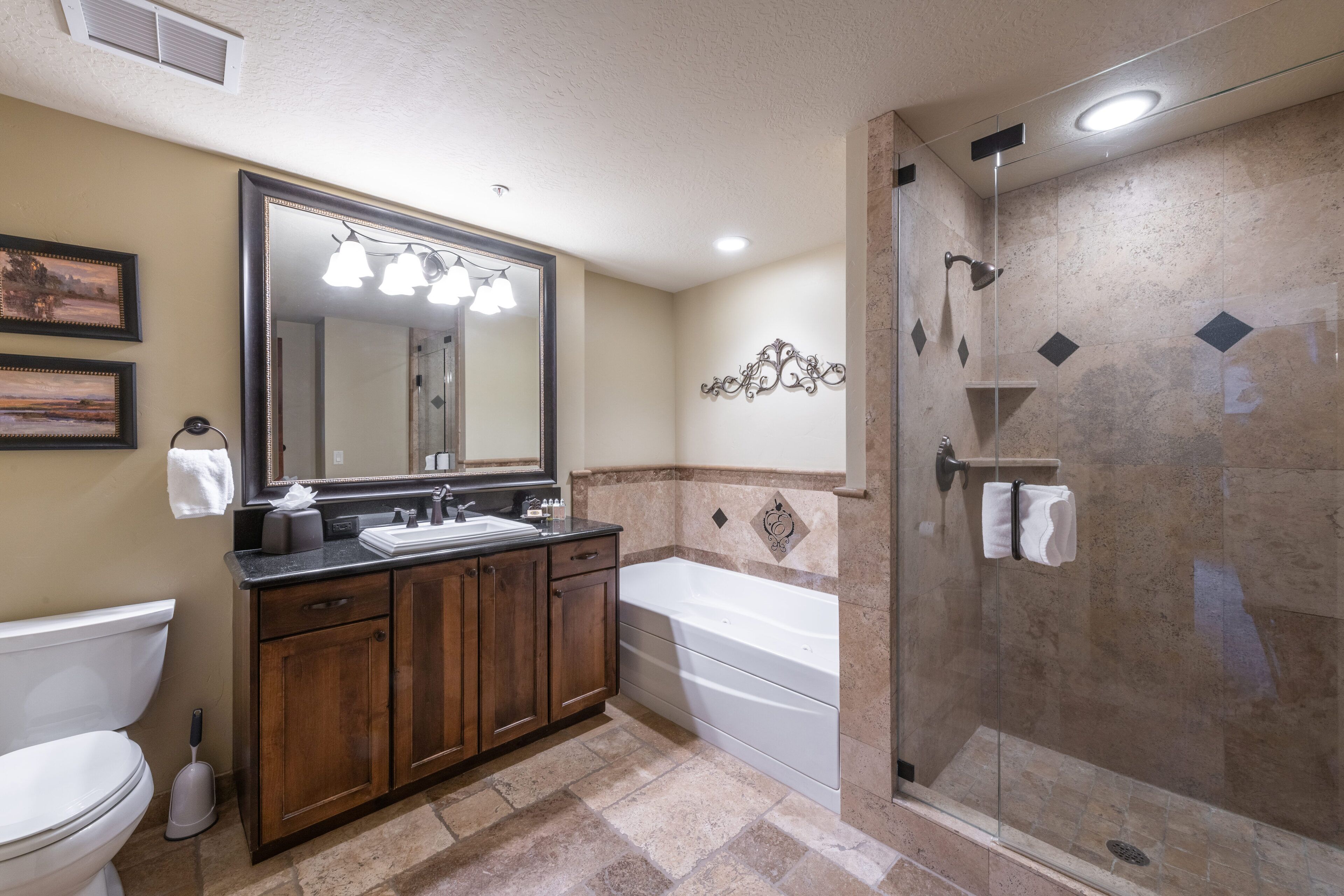 Une salle de bain comprenant des toilettes, un lavabo, une baignoire et une douche.
