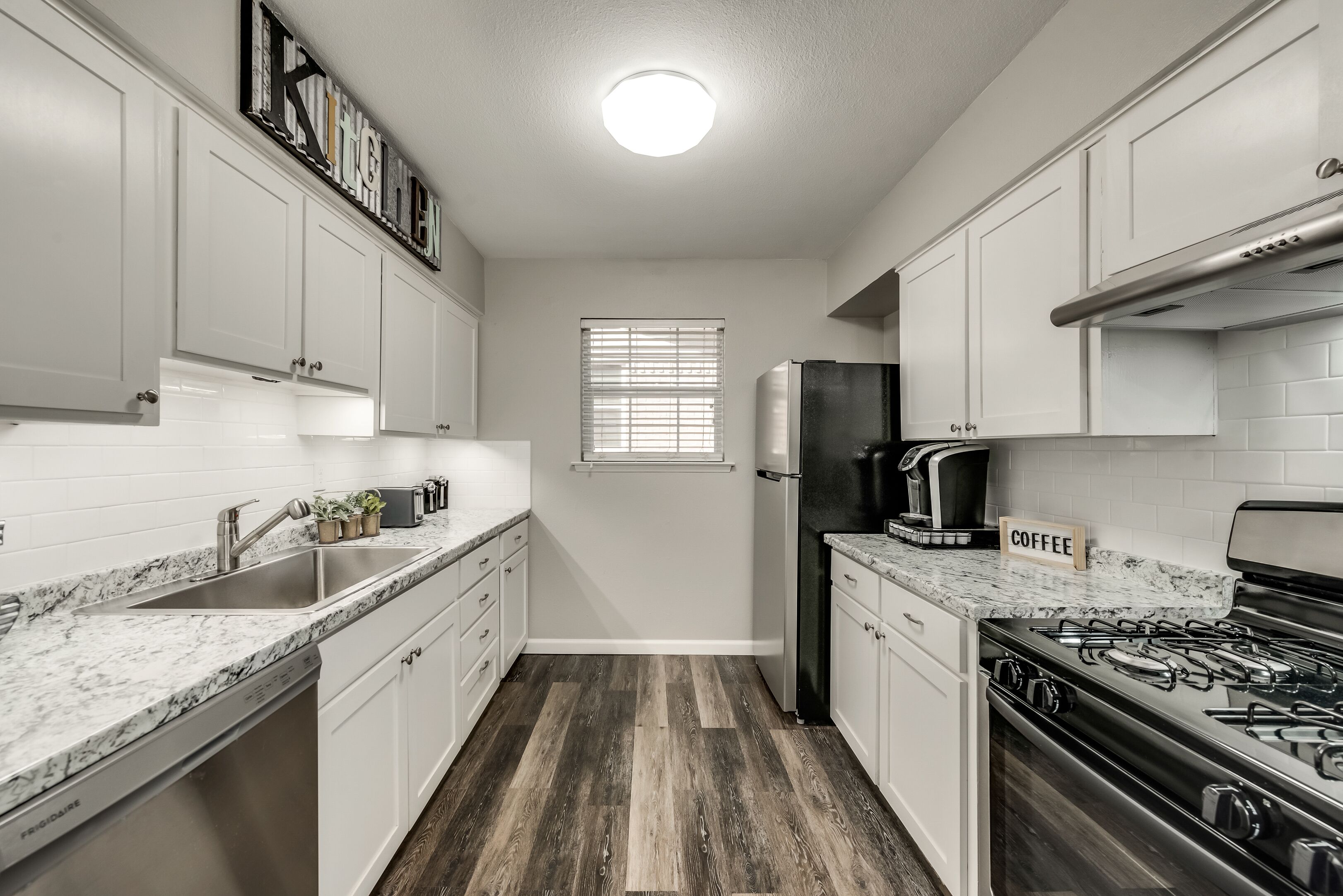 Kjøleskap, mikrobølgeovn, ovn og kokeplater