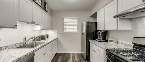 Kjøleskap, mikrobølgeovn, ovn og kokeplater