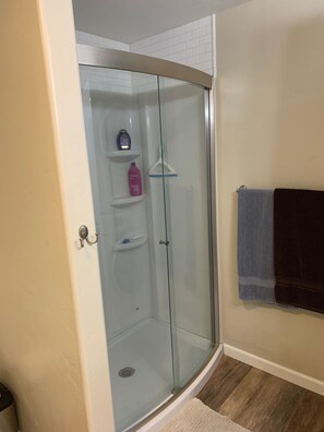 Regadera, toallas, jabón, papel de baño 