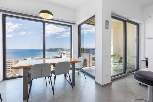 Modern Top Floor Sea View 3BR-Pool Spa Gym Luxury