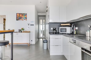 Kühlschrank, Mikrowelle, Ofen, Herdplatte