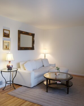 Smart TV, books - Beautiful Light Filled Spacious 1 Bedroom with Private Deck (San Francisco)