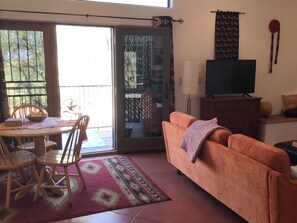 Smart TV, caminetto, libri