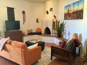 Smart TV, fireplace, books - Privacy and views, with Saguaro National Park -East at the end of the street (Tucson)