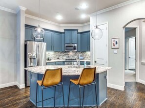 Fridge, microwave, oven, stovetop - Driem House Luxurious Home in Legacy - Long Term (Plano)