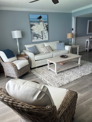 Smart TV - Beachfront Condo Gorgeous views, Steps from the beach, Pool’s, Beach service (Destin)