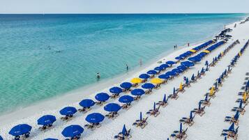 Plage, chaises longues