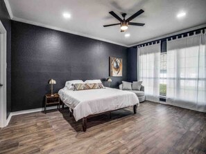4 bedrooms, iron/ironing board, WiFi, bed sheets