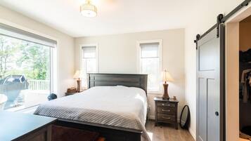 6 bedrooms, desk, free WiFi, bed sheets