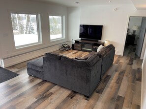 TV connectée, cheminée, livres, espaces bureaux