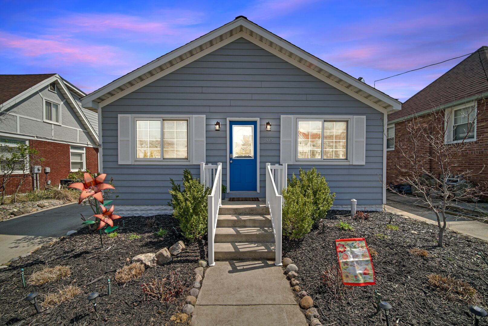 Lovely Cottage steps from the beach with parking in back in Sheridian Beach!