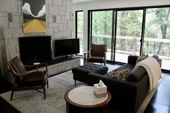 Smart TV y chimenea 