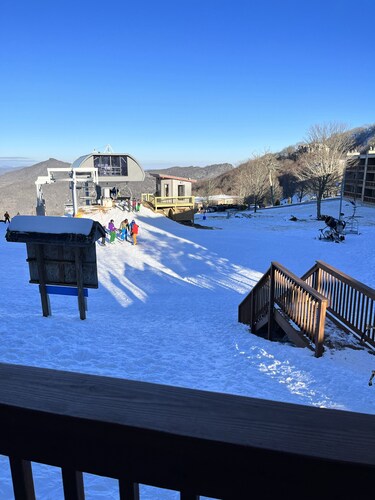  Always In Season Ski In/Out
Cozy getaway just steps away from Omas Meadow