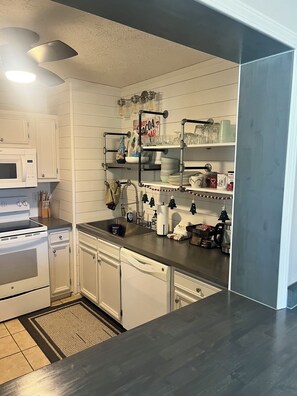Fridge, microwave, oven, stovetop - Always In Season Ski In/Out
Cozy getaway just steps away from Omas Meadow (Banner Elk)