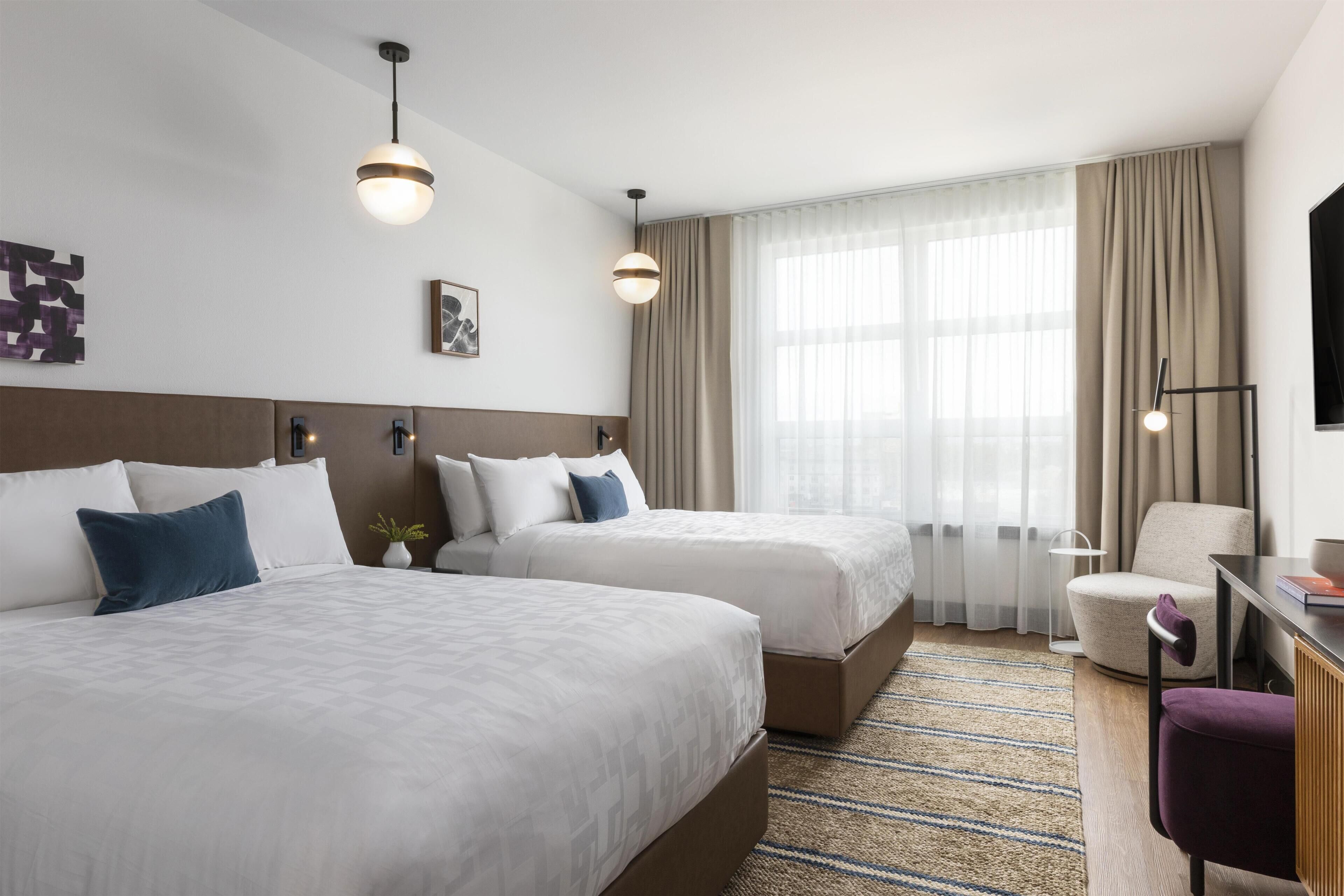 ห้องพัก, เตียงควีนไซส์ 2 เตียง (Uptown) | ผ้าปูที่นอนฝ้ายอียิปต์, เครื่องนอนระดับพรีเม ียม, ผ้านวมขนเป็ด