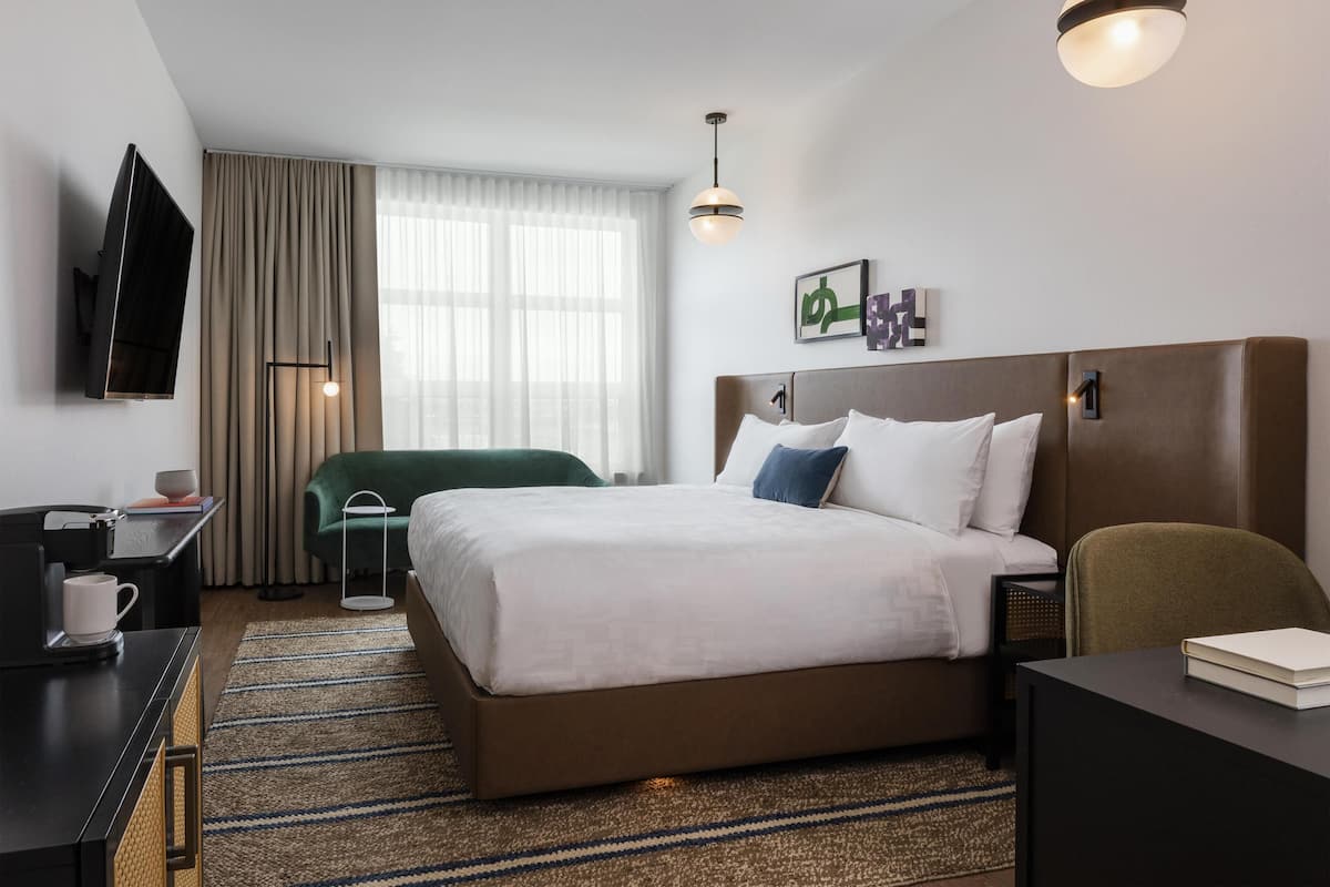 ห้องพัก, เตียงคิงไซส์ 1 เตียง (Uptown) | ผ้าปูที่นอนฝ้ายอียิปต์, เครื่องนอนระดับพรีเมียม, ผ้านวมขนเป็ด