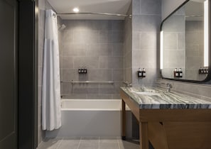 Habitación, tina para personas con discapacidad (Urban King) | Baño | Amenidades de baño gratuitas, secadora de cabello, batas, pantuflas