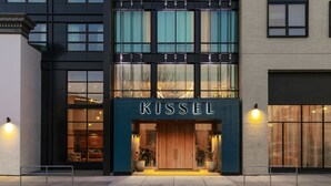 Een modern gebouw met een opvallend 'KISSEL' bord boven de ingang.