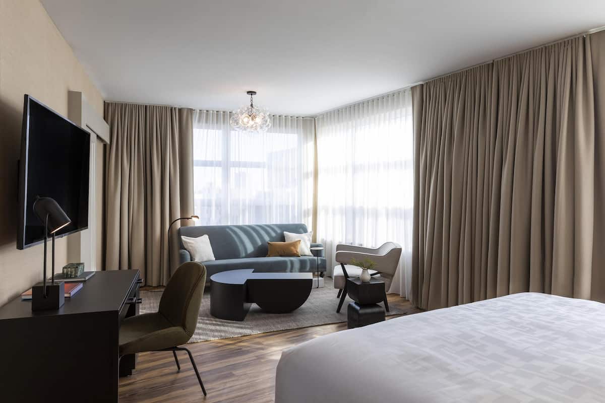 ห้องสวีท (Broadway Suite) | ผ้าปูที่นอนฝ้ายอียิปต์, เครื่องนอนระดับพรีเมียม, ผ้านวมขนเป็ด