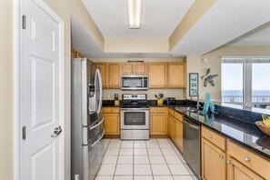 Réfrigérateur, four à micro-ondes, un four, surface de cuisson