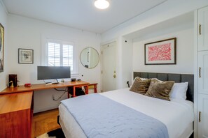 3 slaapkamers, een strijkplank/strijkijzer, internet, beddengoed