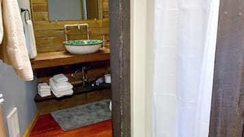 Douche, séchoir à cheveux, serviettes fournies, savon