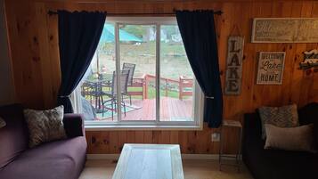 TV connectée, jeux vidéo, lecteur de DVD, livres