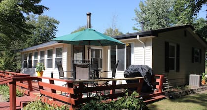 Up North Retreat - hot tub - pool table -kayaks- yard games- arcade
