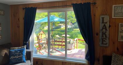 Up North Retreat - hot tub - pool table -arcade- darts- fire pits