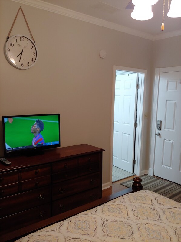 1 bedroom, iron/ironing board, WiFi, bed sheets - Cozy bedroom with private bathroom, and separate, direct access entrance. (Lawrenceville)