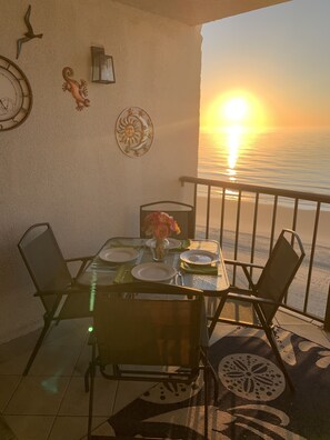 Outdoor dining - Oceanfront Relaxation: Brigadune 10D (Myrtle Beach)