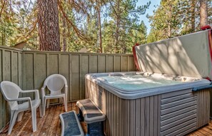 House, Multiple Beds (Ashwood - Unit 1) | Outdoor spa tub