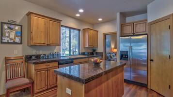 House, Multiple Beds (Jacinto 1) | Private kitchen | Dining tables