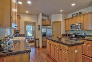 House, Multiple Beds (Jacinto 1) | Private kitchen | Dining tables