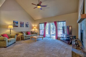 House, Multiple Beds (Jacinto 1) | Living area - Jacinto Road 16831 (Bend)