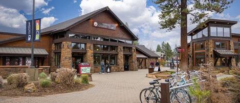 En byggnad med en skylt som visar texten ”Summner Country Store”.