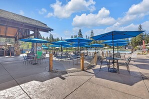 Casa, varias camas, vista al río (Loon - Unit 13) | Restaurante al aire libre