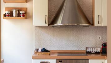 Fridge, oven, stovetop, dishwasher