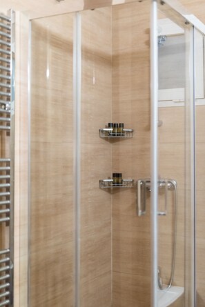 Combined shower/tub, hair dryer, towels, soap - Two bedroom Apt in Syntagma - Ermou area (Athens)