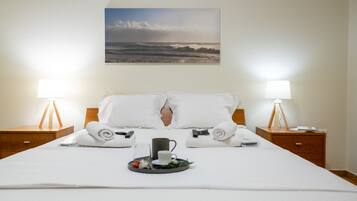 2 habitaciones, escritorio y tabla de planchar con plancha