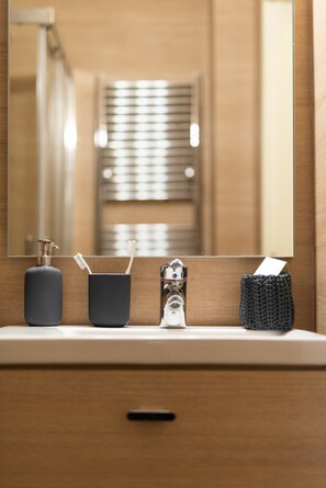 Combined shower/bathtub, hair dryer, towels, soap
