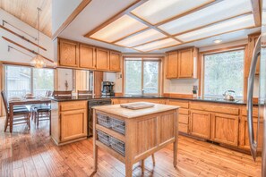 House, Multiple Beds (Paper Birch - Unit 10) | Private kitchen