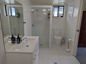 Shower, hair dryer, towels, soap - Calle Calle Bay Cottage. Self contained, close to everything. (Eden)